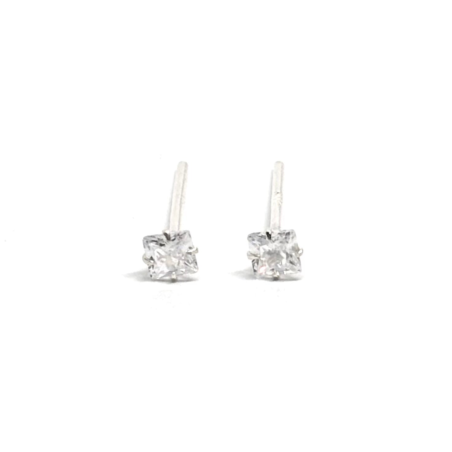 Boucles d'oreilles clous en argent sterling 925 ornées de zircons cubiques de 3 mm. Design minimaliste et raffiné, parfait pour un usage quotidien ou pour des occasions spéciales. Les zircons cubiques brillent d'une clarté éclatante, tandis que l'argent sterling 925 assure une durabilité exceptionnelle et une brillance durable. Légères et confortables, ces boucles apportent une touche de sophistication subtile et d'élégance intemporelle à votre look. Idéales pour compléter vos tenues quotidiennes ou pour un